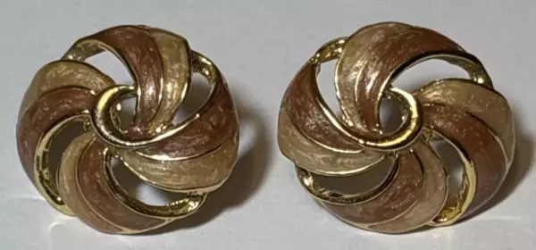 Beige Tone Enamel Gold Tone Swirl Pierced Earrings. Beige Tone Enamel Gold Tone Swirl Pierced Earrings.