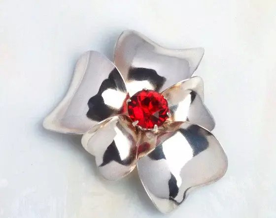 Brooch flower with red cubic zirconia Brooch flower with red cubic zirconia