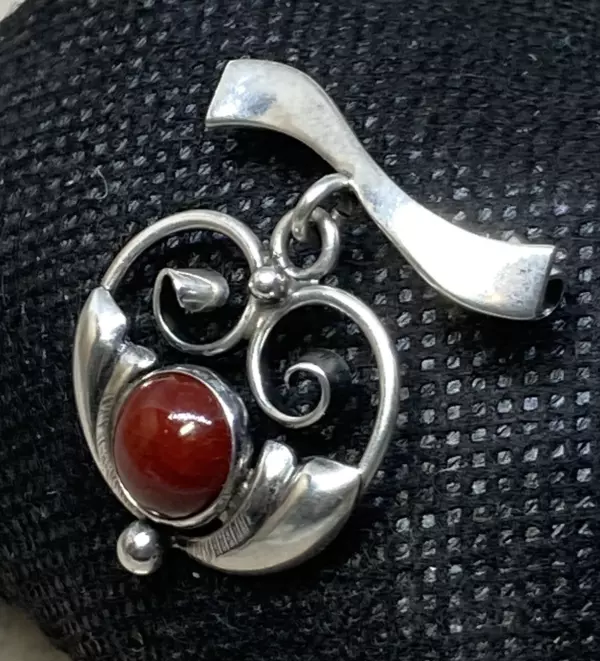 Calcedony 925 Sterling Brooch 4.4g. Calcedony 925 Sterling Brooch 4.4g.