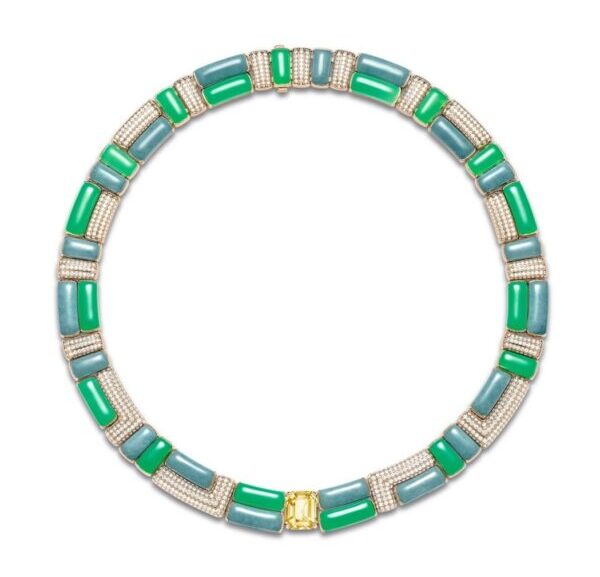 Curved Artistry Suite necklace from the Shapes of Extraleganza collection. Curved Artistry Suite necklace from the Shapes of Extraleganza collection.