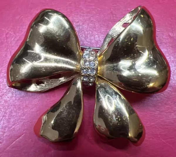 Estate Revlon Gold Brooch Pin Clear Crystals Bow. Estate Revlon Gold Brooch Pin Clear Crystals Bow.