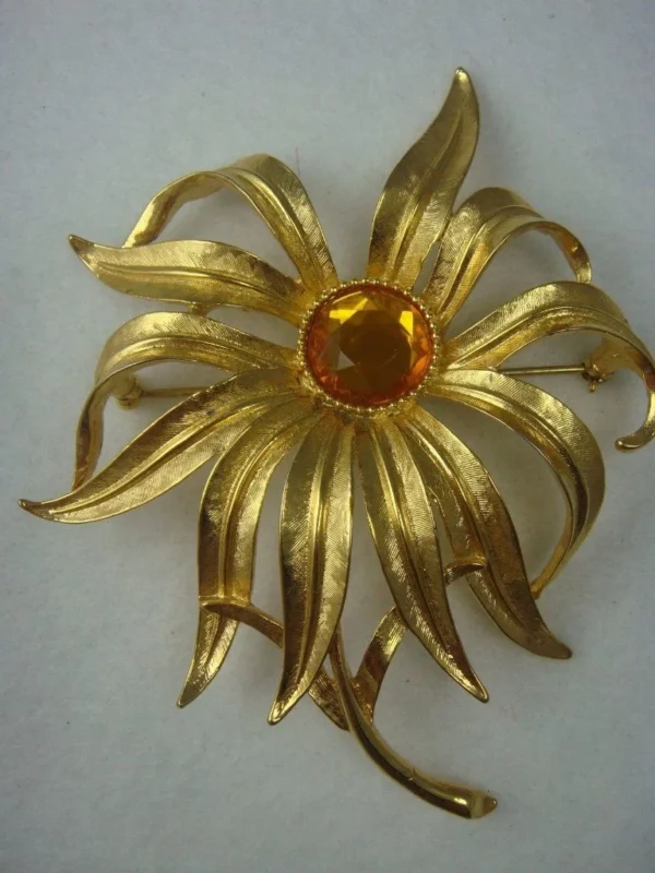 Gold Tone Chrysanthemum Large Brooch Brushed Honey Crystal Gold Tone Chrysanthemum Large Brooch Brushed Honey Crystal