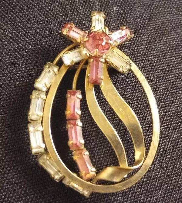 Gold Tone Pink Clear Rhinestone Flower Brooch Pin.