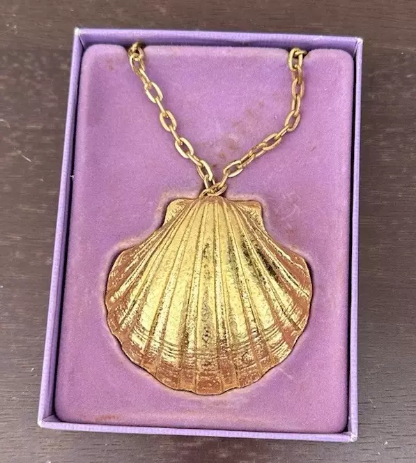 Intimate Gilded Scalloped Shell Locket Vintage Perfume Pendant. Intimate Gilded Scalloped Shell Locket Vintage Perfume Pendant.