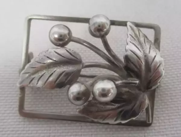 LEAF & BERRY BROOCH PIN. LEAF & BERRY BROOCH PIN.
