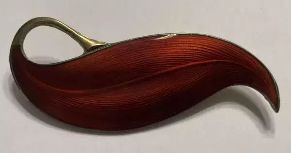 MIDCENTURY SCANDANAVIAN STERLING SILVER RED ENAMEL LEAF BROOCH FINN JENSEN. MIDCENTURY SCANDANAVIAN STERLING SILVER RED ENAMEL LEAF BROOCH FINN JENSEN.