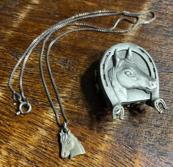 Metal Horse Lucky Horseshoe Full Set.