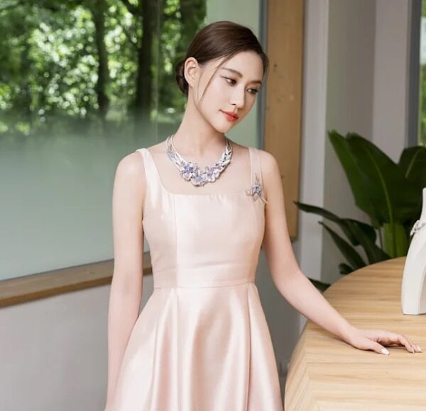 Model included in the jewelry set. Model included in the jewelry set.