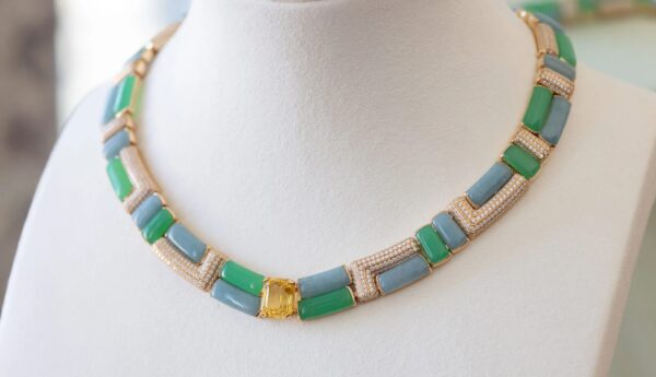 Necklace from the Shapes of Extraleganza collection. Necklace from the Shapes of Extraleganza collection.