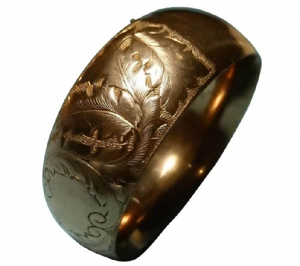 Rigid gold bracelet with engraving with a plant motif. Rigid gold bracelet with engraving with a plant motif.