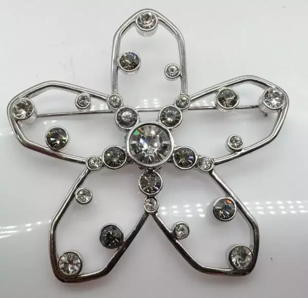 SILVER TONE BRIGHT STATEMENT STAR FLOWER LADIES PIN BROOCH. SILVER TONE BRIGHT STATEMENT STAR FLOWER LADIES PIN BROOCH.