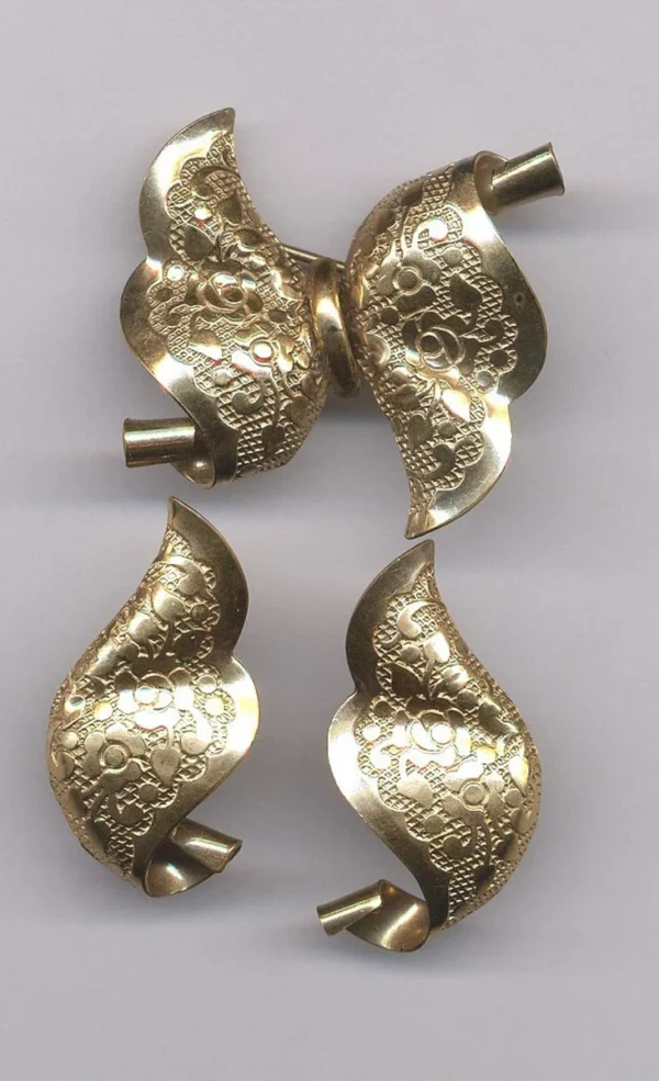 Set of brooch and earrings
