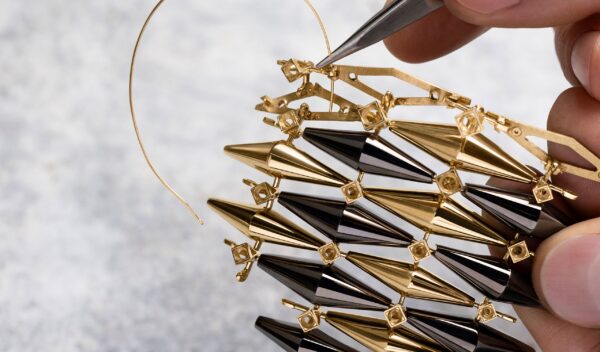 The process of making a necklace.3 The process of making a necklace.3