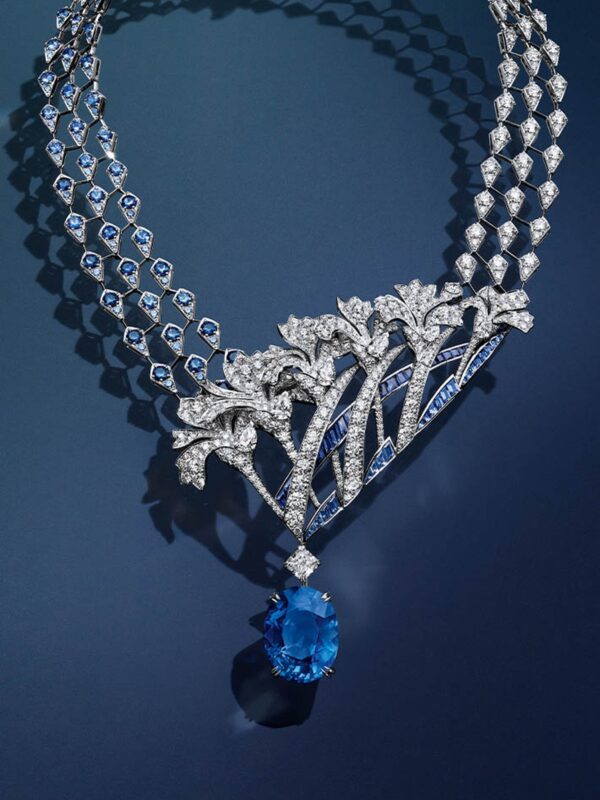 The transformable Carnation necklace from the Jewels by Nature The transformable Carnation necklace from the Jewels by Nature