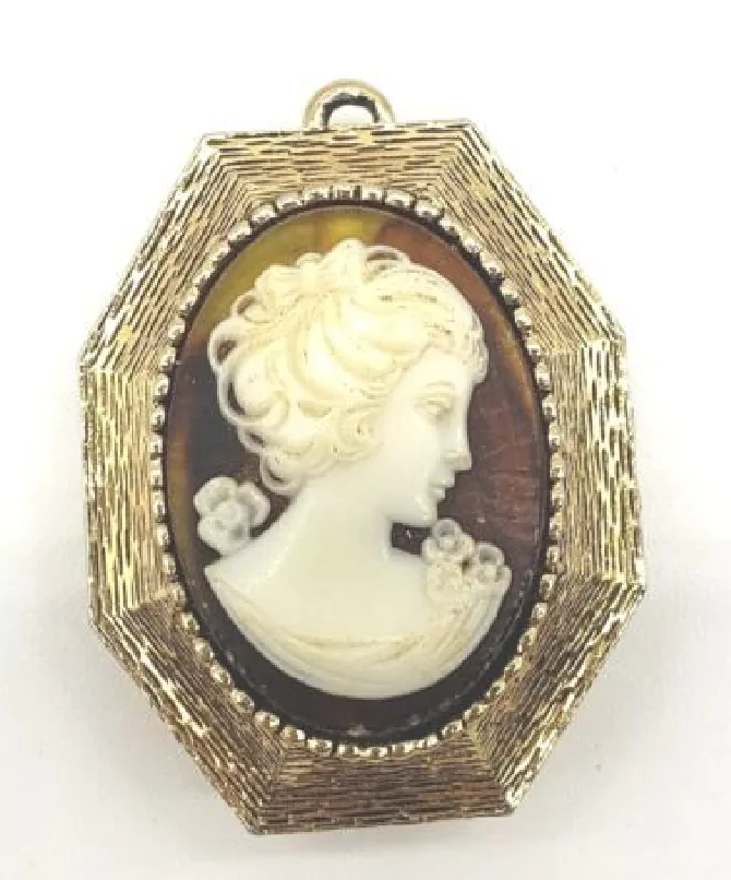 This vintage Luzier perfume locket by Cameo is an elegant and timeless piece of jewelry. This vintage Luzier perfume locket by Cameo is an elegant and timeless piece of jewelry.