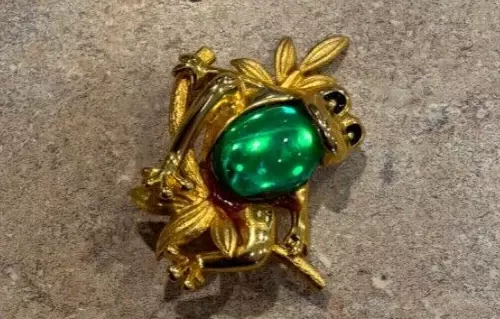 Vintage 1970s Daria Brand Jelly Belly Frog Brooch Green Gold. Vintage 1970s Daria Brand Jelly Belly Frog Brooch Green Gold.