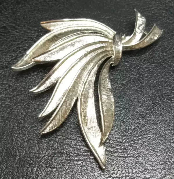 Vintage Jewelry DARIA Silver Tone Leaves Pin Brooch. Vintage Jewelry DARIA Silver Tone Leaves Pin Brooch.