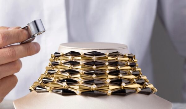Yellow gold and select diamonds. Yellow gold and select diamonds.