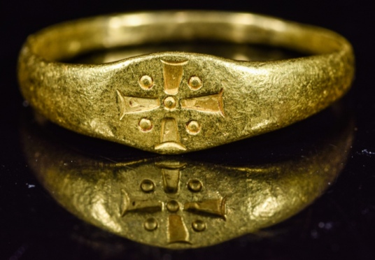 A rare Templar gold ring with an imprinted cross, dating from around 1100 AD, the time of the Crusades. A rare Templar gold ring with an imprinted cross, dating from around 1100 AD, the time of the Crusades.