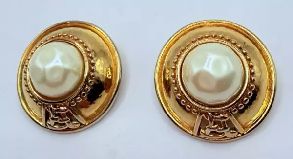 Designer Faux Dome Pearl Couture Logo Art Deco Button Clip Earrings 1.5 in.