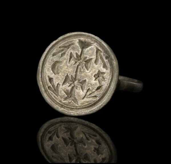 Knights Templar ring with a patriarchal cross, 12th 13th century AD. Knights Templar ring with a patriarchal cross, 12th 13th century AD.