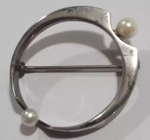 MODERNIST STERLING SILVER PEARL BROOCH PIN.