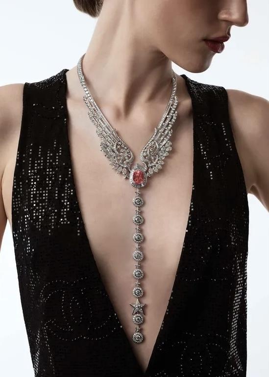 Model wearing the Wings of CHANEL necklace Model wearing the Wings of CHANEL necklace