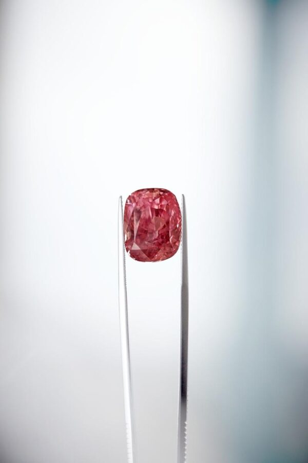 Pink sapphire weighing 19.55 carats Pink sapphire weighing 19.55 carats