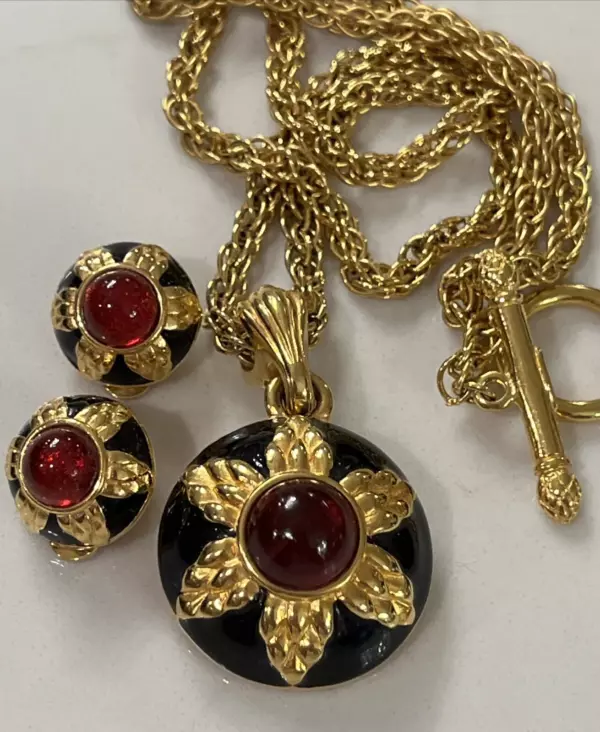 Red Cabochon Gripoix Chunky Toggle Necklace Clip On Earrings Set.