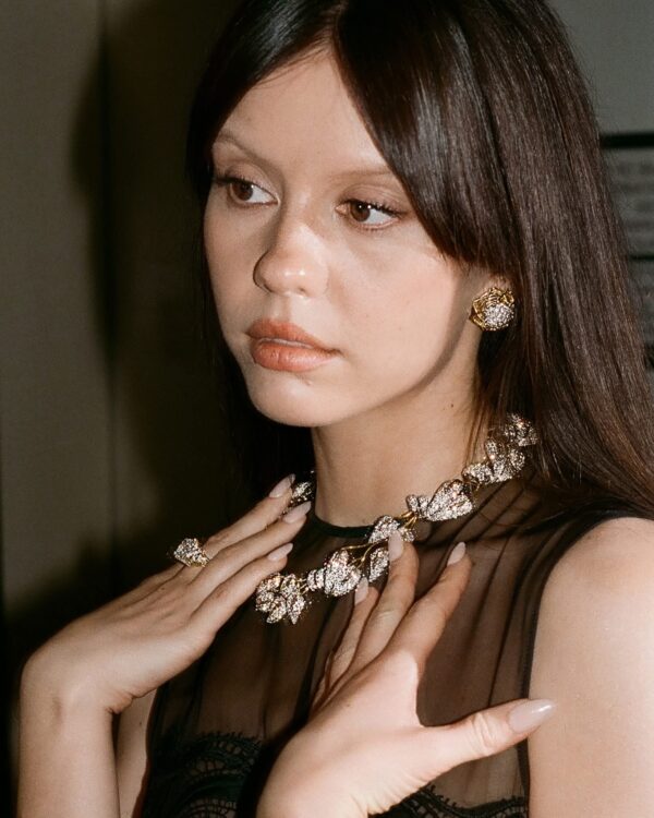 She wears jewelry by Jean Schlumberger by Tiffany & Co. She wears jewelry by Jean Schlumberger by Tiffany & Co.