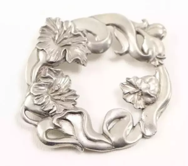 Vintage 1986 Seagull Canada Pewter Floral Oval Pin Brooch Ladies Fashion Jewelry. Vintage 1986 Seagull Canada Pewter Floral Oval Pin Brooch Ladies Fashion Jewelry.