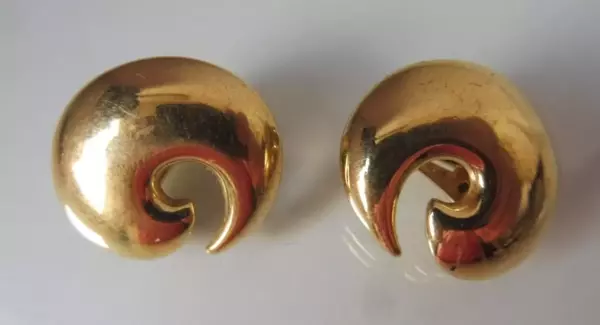 Beautiful Earrings Ear Clips, Gold. Beautiful Earrings Ear Clips, Gold.
