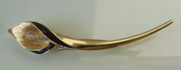 Beautiful golden flower brooch, Pierre Lang. Beautiful golden flower brooch, Pierre Lang.