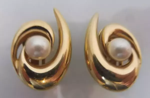 Earrings, beautiful ear clips, gold with beads. Earrings, beautiful ear clips, gold with beads.