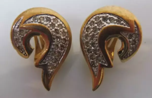 Earrings, beautiful ear clips, gold with stone. Earrings, beautiful ear clips, gold with stone.