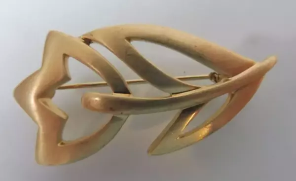 Tie Pin, Beautiful Brooch, Gold, Flower. Tie Pin, Beautiful Brooch, Gold, Flower.
