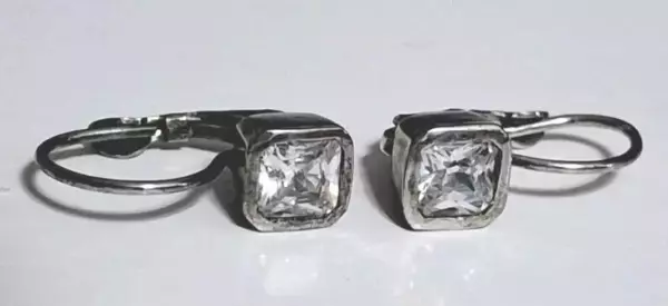 Сlear squared Crystal silver tone leverback earrings 2.5g.